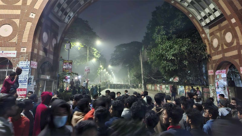 “মধ্যরাতে ঢাবি এবং সাত কলেজ মুখোমুখি সংঘাত, আহত ৪০ জন”