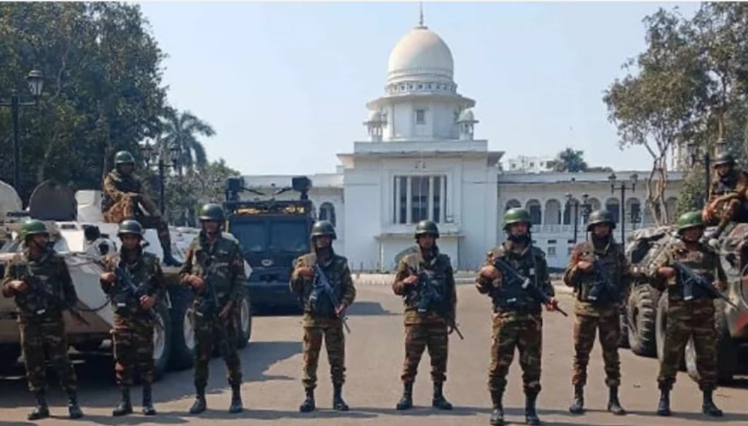 “সুপ্রিম কোর্টে অতিরিক্ত সেনা মোতায়েন, রয়েছে পুলিশ – র‍্যাবও।”