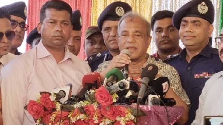“সিভিল ড্রেসে আসামি ধরতে পারবে না পুলিশ”- স্বরাষ্ট্র উপদেষ্টা