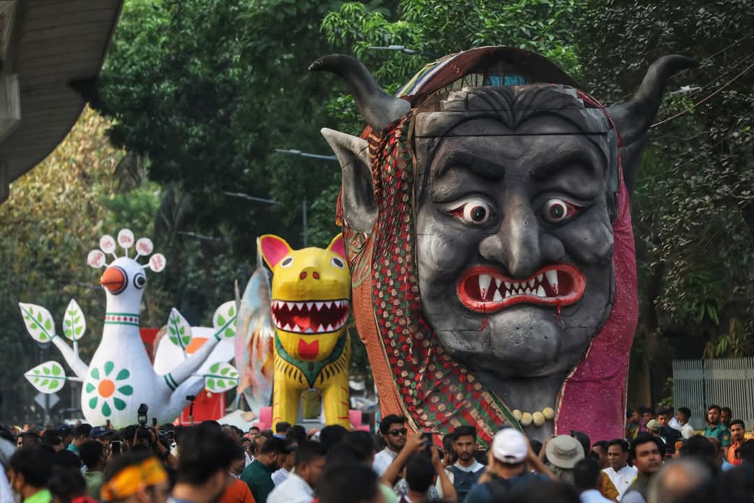 “ফ্যাসিবাদের মুখাকৃতি “আগুনে পুড়িয়েও শোভাযাত্রায় ঠোকানো যায়নি।