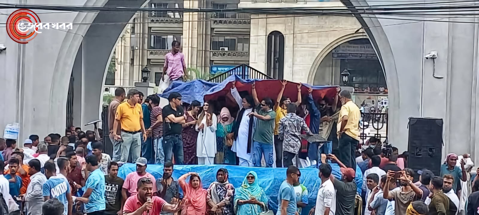 “নগরভবন বন্ধ করে ইশরাক সমর্থকদের কর্মসূচিতে সাধারণ পথচারীদের প্রতি ইশরাকে পোস্ট।”