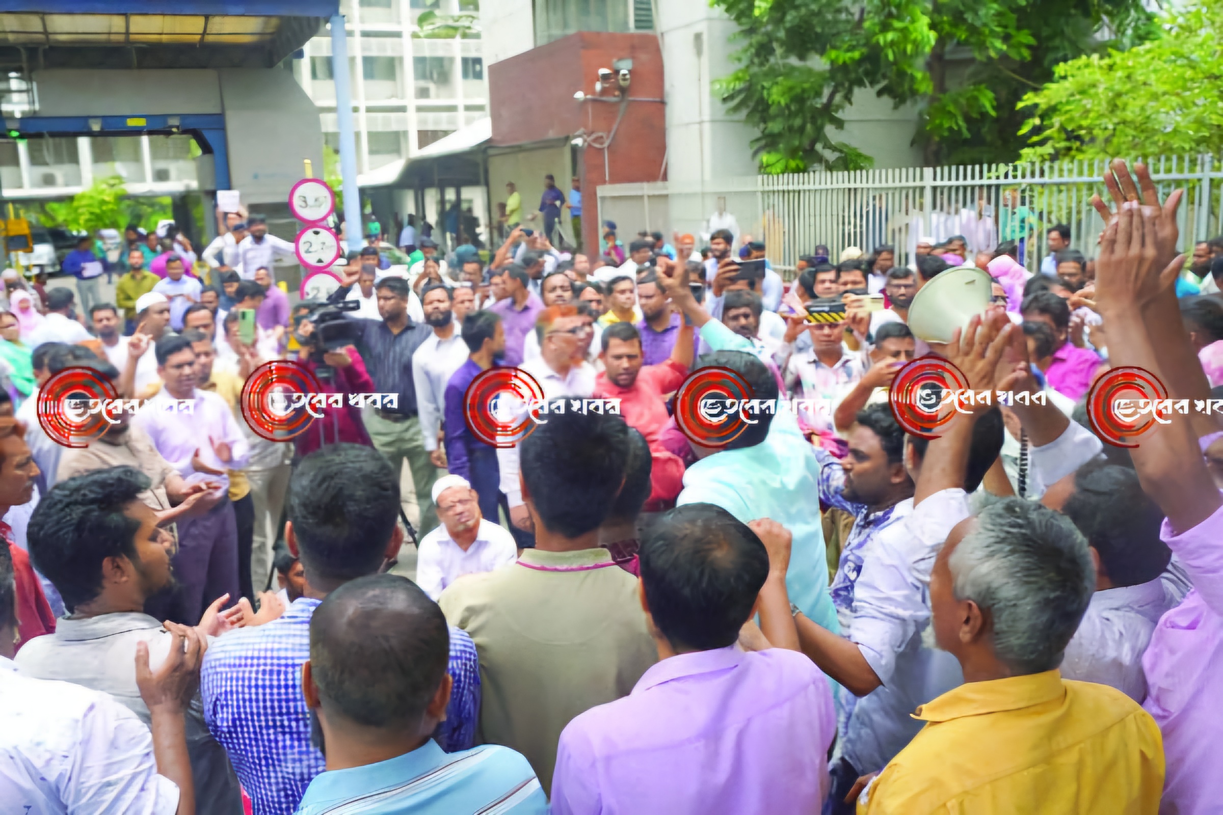 “সরকারি চাকরির অধ্যাদেশ অনুমোদনের প্রতিবাদে তৃতীয়দিনের মত বিক্ষোভ মিছিল।”