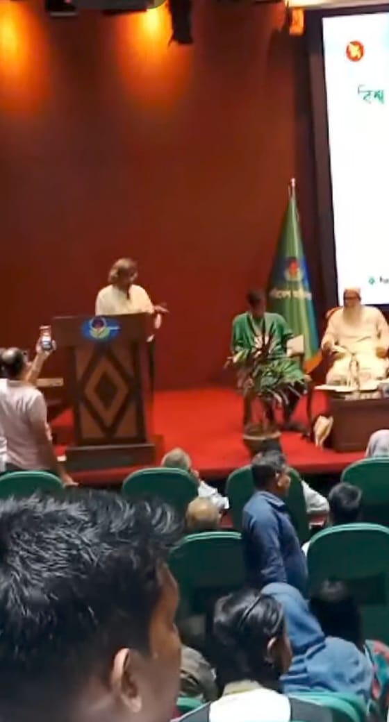 সোনালী ব্যাগ: প্লাস্টিকের বিকল্পে এক বৈপ্লবিক আবিষ্কার