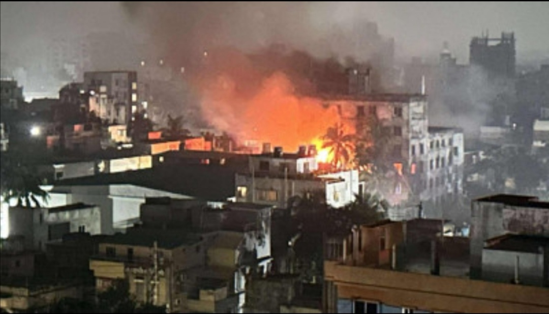 “খুলনায় রহমান ছাতা কারখানায় ভয়াবহ অগ্নিকাণ্ড, ৩ ঘণ্টায় নিয়ন্ত্রণে”