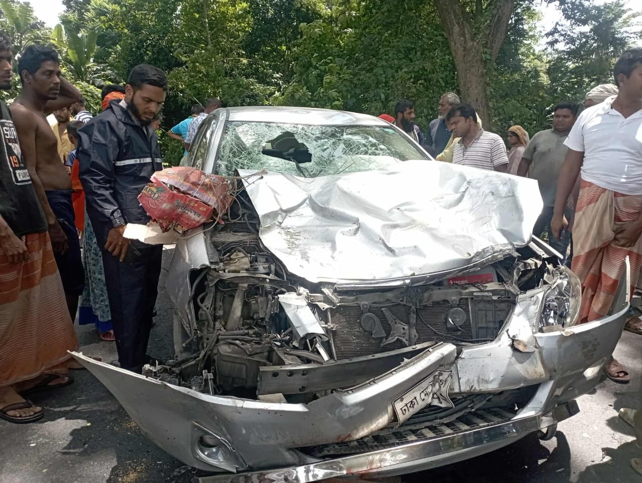 “প্রাইভেটকারের ধাক্কায়ঃ ভ্যানচালক নিহত”