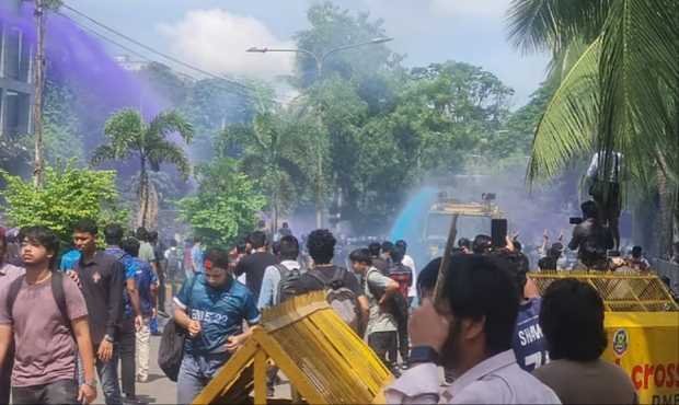 “যমুনা অভিমুখে প্রকৌশল শিক্ষার্থীদের মিছিল, পুলিশের সাউন্ড গ্রেনেড ও কাঁদানে গ্যাস নিক্ষেপঘণ্টা শাহবাগ অবরোধ করেছিলেন।”