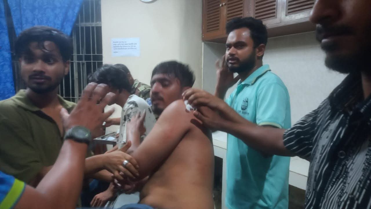“মধ্যরাতে স্থানীয় ও শিক্ষার্থী সংঘর্ষে উত্তপ্ত চবি, আহত ৩২”