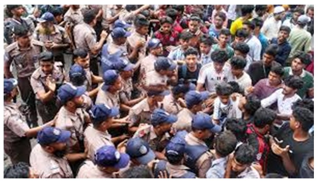 শিক্ষামন্ত্রীর পদত্যাগের দাবিতে শিক্ষার্থীদের মিছিলে পুলিশের বাধা