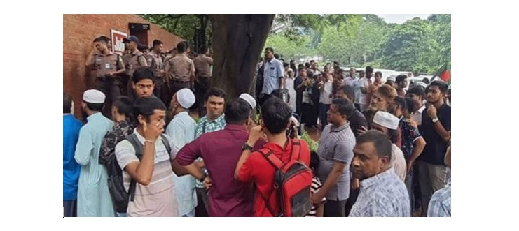 জুলাই স্মৃতি জাদুঘরে দর্শনার্থীদের ভিড়