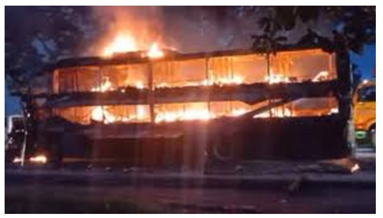 ইলিয়টগঞ্জে রয়েল কক্সের স্লিপার কোচে ভয়াবহ আগুন