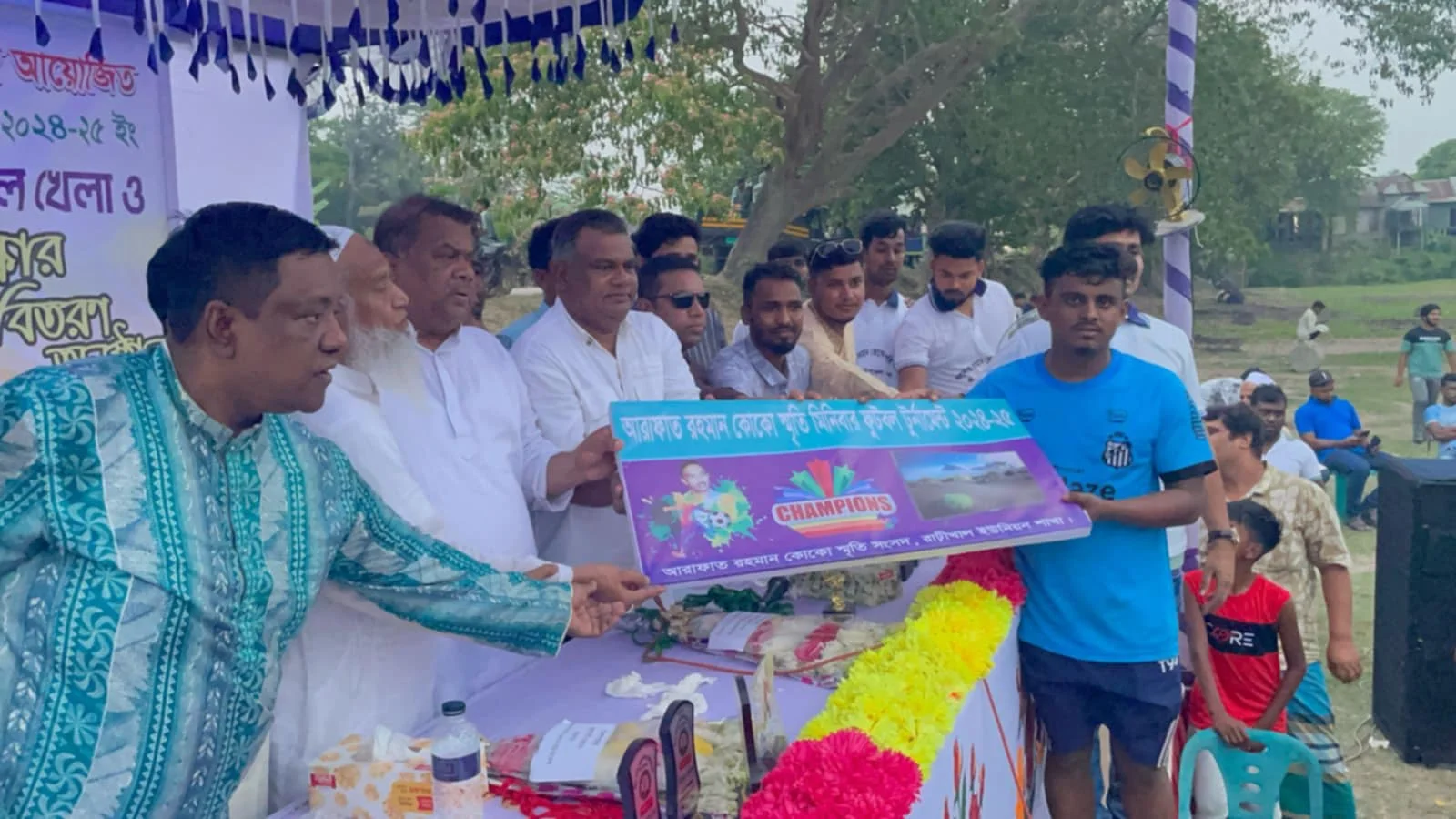 “আরাফাত রহমান কোকো স্মৃতি ফুটবল টুর্নামেন্টের পুরস্কার বিতরণ করেন মীর সরফত আলী সপু”