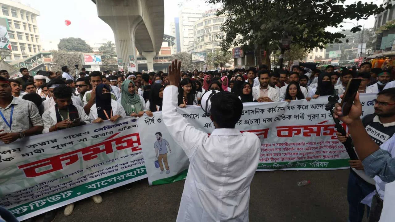 “শাহবাগে পাঁচ ঘণ্টা অবরোধ, বুধবার আবার কর্মসূচির ঘোষণা”