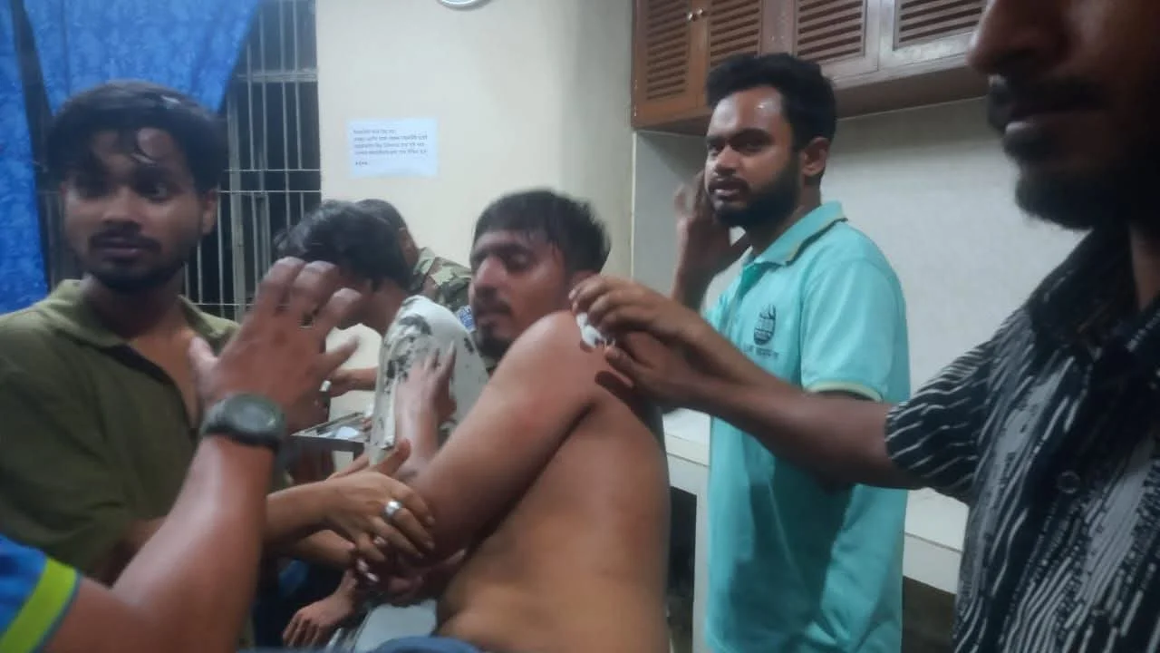 “মধ্যরাতে স্থানীয় ও শিক্ষার্থী সংঘর্ষে উত্তপ্ত চবি, আহত ৩২”