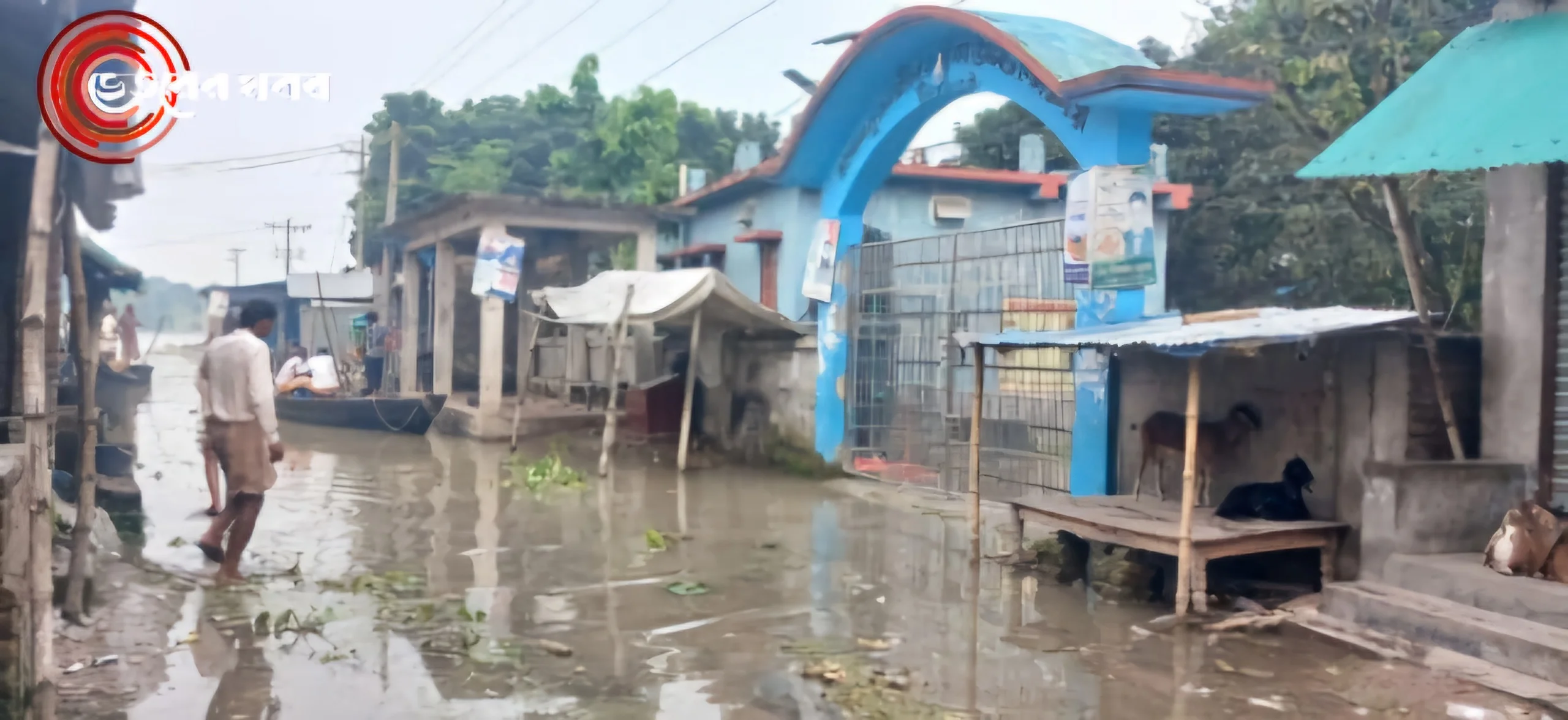 “চাঁপাইনবাবগঞ্জে বন্যার পানি ঢুকে বন্ধ ৪৫ শিক্ষাপ্রতিষ্ঠান”
