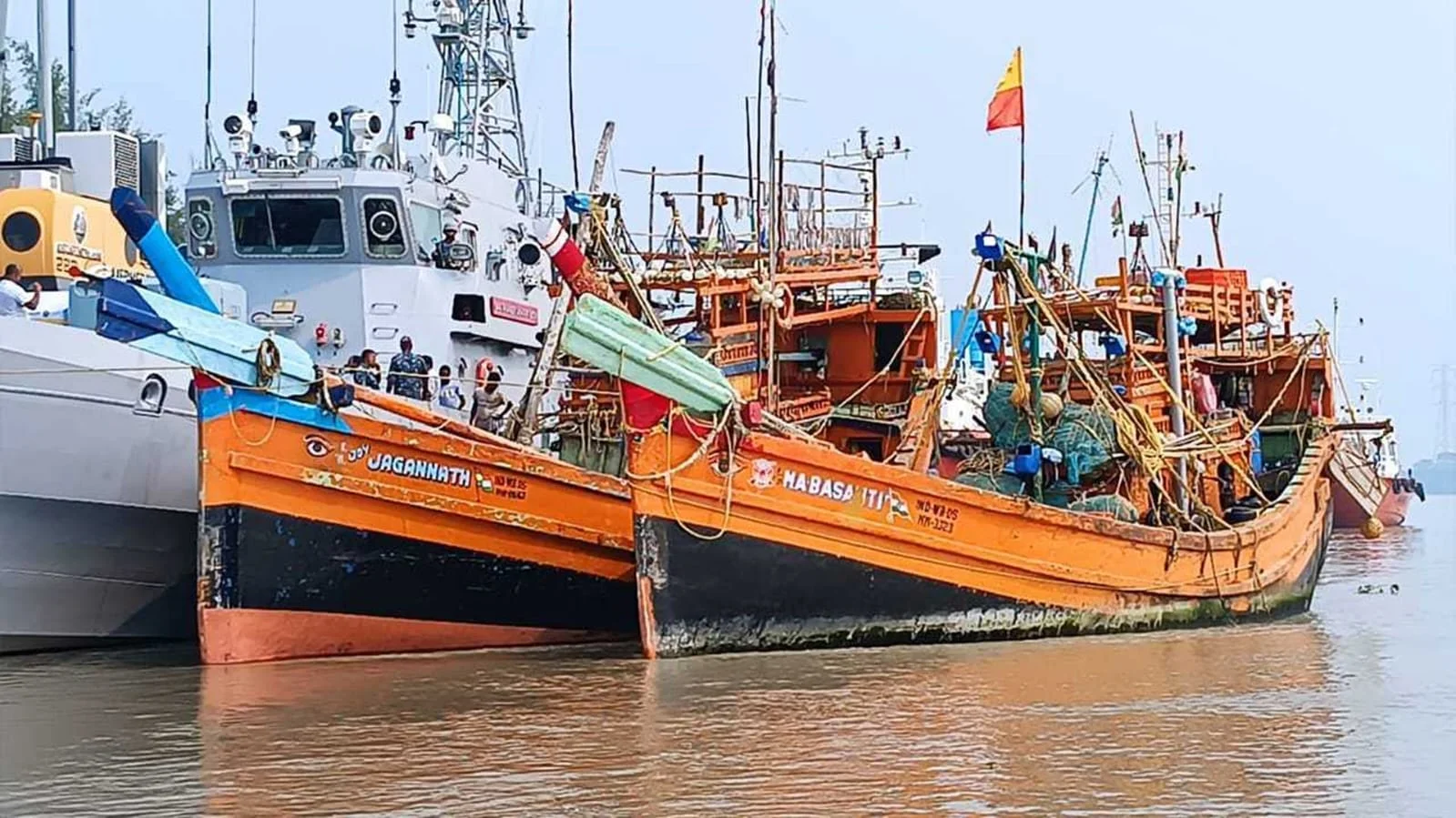 বঙ্গোপসাগরে ভারতীয় ট্রলারসহ ১৪ জেলে আটক, ইলিশে ঠাসা ট্রলার জব্দ