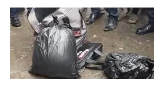 “পলিথিন মোড়ানো লাশ দেখে আতঙ্কিত এলাকাবাসী”
