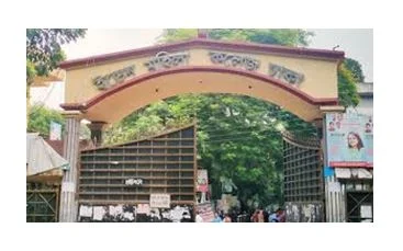 ঐতিহ্য ও স্বাতন্ত্র্য রক্ষার দাবিতে ইডেন কলেজ গেটে মানববন্ধন