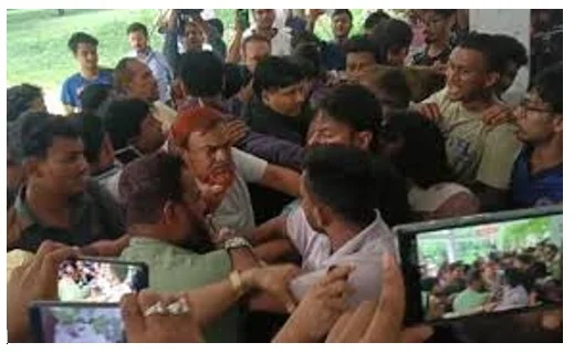 রাজশাহী বিশ্ববিদ্যালয়ে পোষ্য কোটা বিরোধে শিক্ষক-শিক্ষার্থীর ধস্তাধস্তি