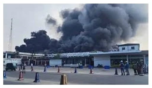 শাহজালাল আন্তর্জাতিক বিমানবন্দরের কার্গো ভিলেজে ভয়াবহ আগুন, উড়োজাহাজ ওঠানামা বন্ধ