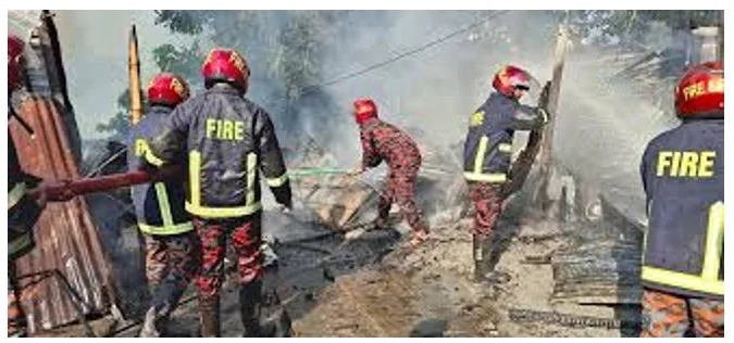 চাঁদপুরে পাউবোর জায়গায় আগুনে পুড়ল সাত দোকান, ক্ষতি ৩০ লাখ টাকার
