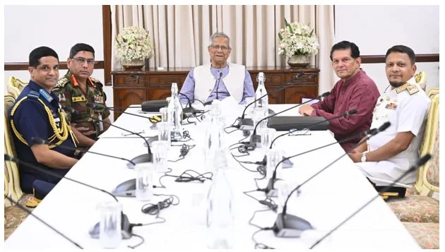 যমুনায় তিন বাহিনী প্রধানের সঙ্গে প্রধান উপদেষ্টা ড. ইউনূসের বৈঠক