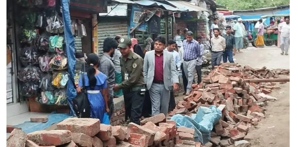 সাভারের নয়ারহাট এলাকায় নিম্নমানের সামগ্রী ব্যবহার করে রাস্তা নির্মানে,কাজ বন্ধ করলেন ইউএনও সাভার।