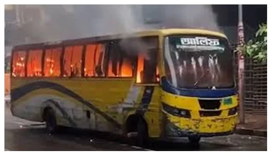 মিরপুরে বাসে আগুন, যাত্রীবেশে তিন জনের নাশকতা