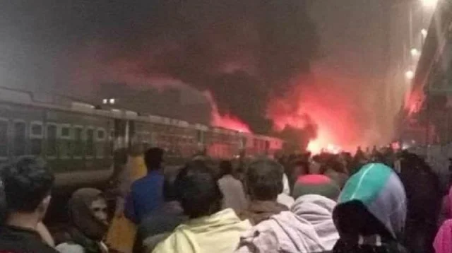তেজগাঁও রেলস্টেশনে ট্রেনের পরিত্যক্ত বগিতে আগুন