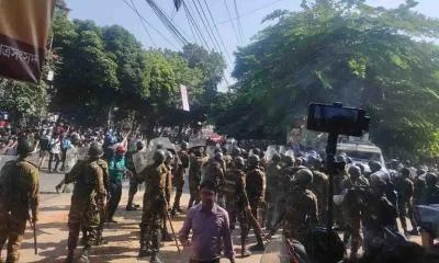 ধানমন্ডি ৩২ নম্বরে বুলডোজার আটকে দিল সেনাবাহিনী,আন্দোলনকারীদের উপর চালালো লাঠিচার্জ।