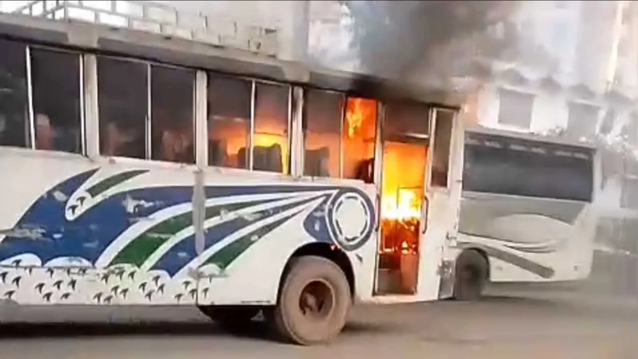 আশুলিয়ায় চলন্ত শ্রমিক বহনকারী বাসে আগুন