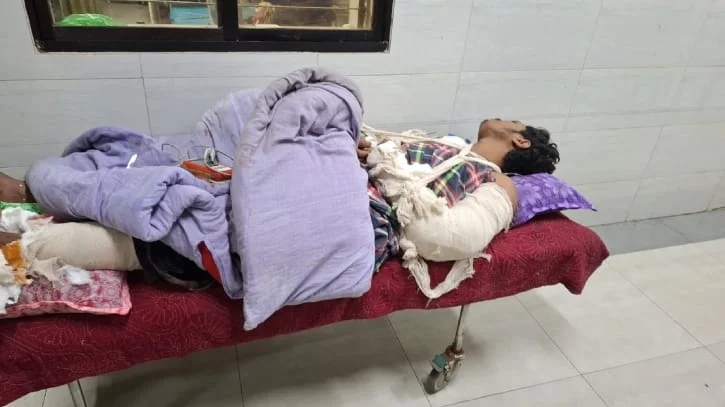 খুঁটিতে বেঁধে কুপিয়ে তরুণের হাত-পা প্রায় বিচ্ছিন্ন,জামায়াতের দুজন কর্মী গ্রেপ্তার