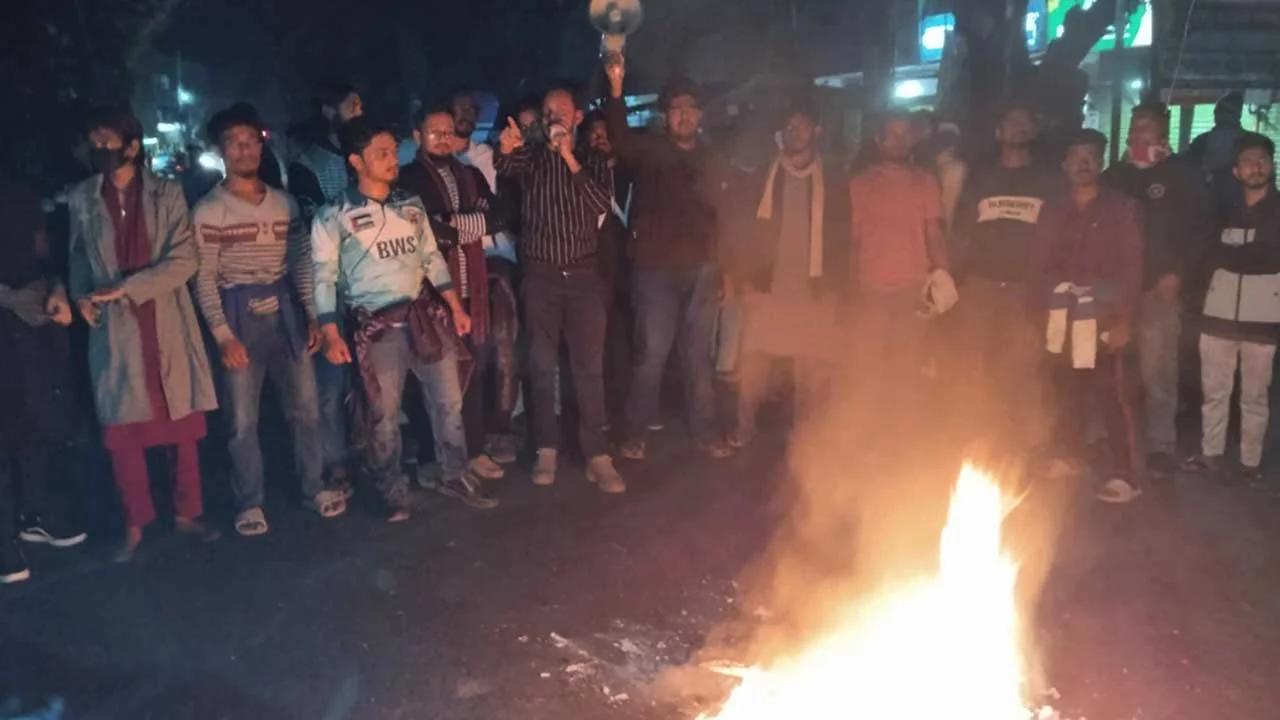 হাদির খুনিদের গ্রেপ্তার দাবিতে মহাসড়ক অবরোধ