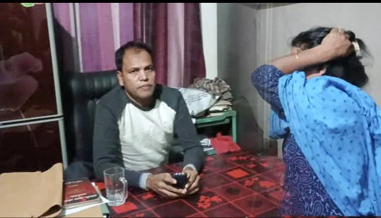 নারীসহ আপত্তিকর অবস্থায় আইনজীবী রশিদকে অবরুদ্ধ, সাংবাদিকদের ওপর হামলা।