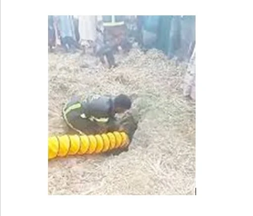 তানোরে ৩০ ফুট গভীর গর্তে পড়ে দুই বছরের শিশু, উদ্ধার তৎপরতা চলছে