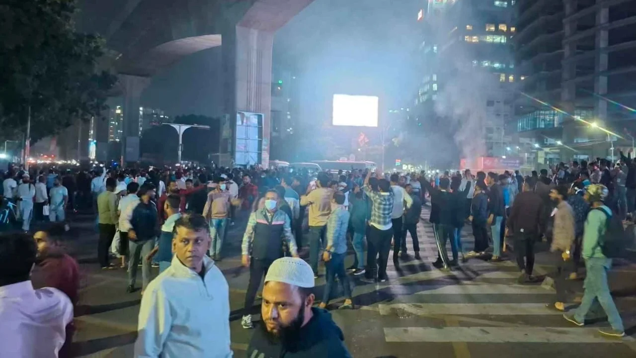 কারওয়ান বাজারে মোবাইল ব্যবসায়ীদের সড়ক অবরোধে স্থবির রাজধানীর যান চলাচল