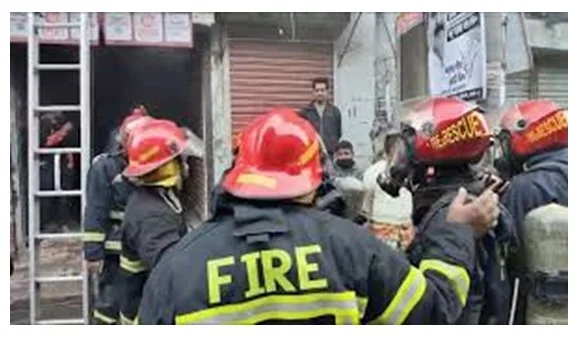 কেরানীগঞ্জ কদমতলীতে ভবনে আগুন, আগুন নিয়ন্ত্রণে, উদ্ধার -৪২ জন