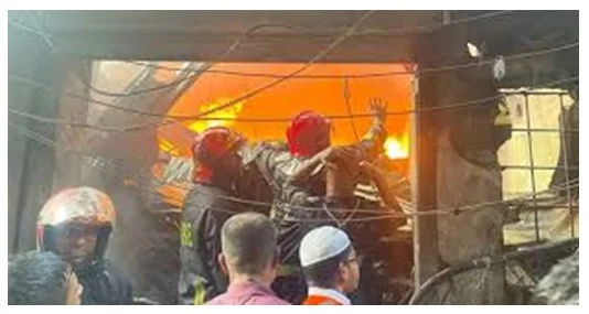 লালবাগের ইসলামপুরে প্লাস্টিকের গোডাউনে আগুন, নিয়ন্ত্রণে ১১ ইউনিট