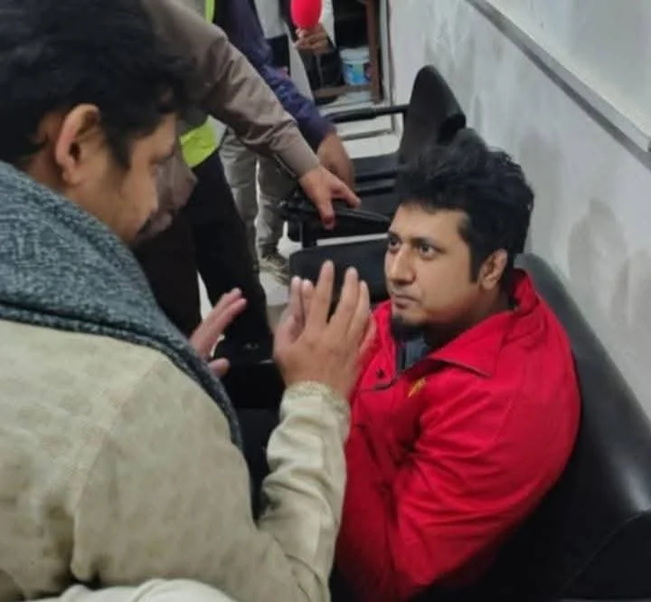 শাহবাগে হাদি হত্যার বিচারের দাবীতে গড়ে ওঠা আন্দোলনে বন্দুক সহ একজন আটক।