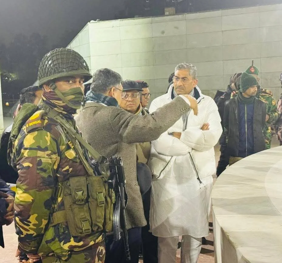 খালেদা জিয়ার কবর খনন কাজের অগ্রগতি পর্যবেক্ষণে বিএনপি নেতাদের রাতের পরিদর্শন