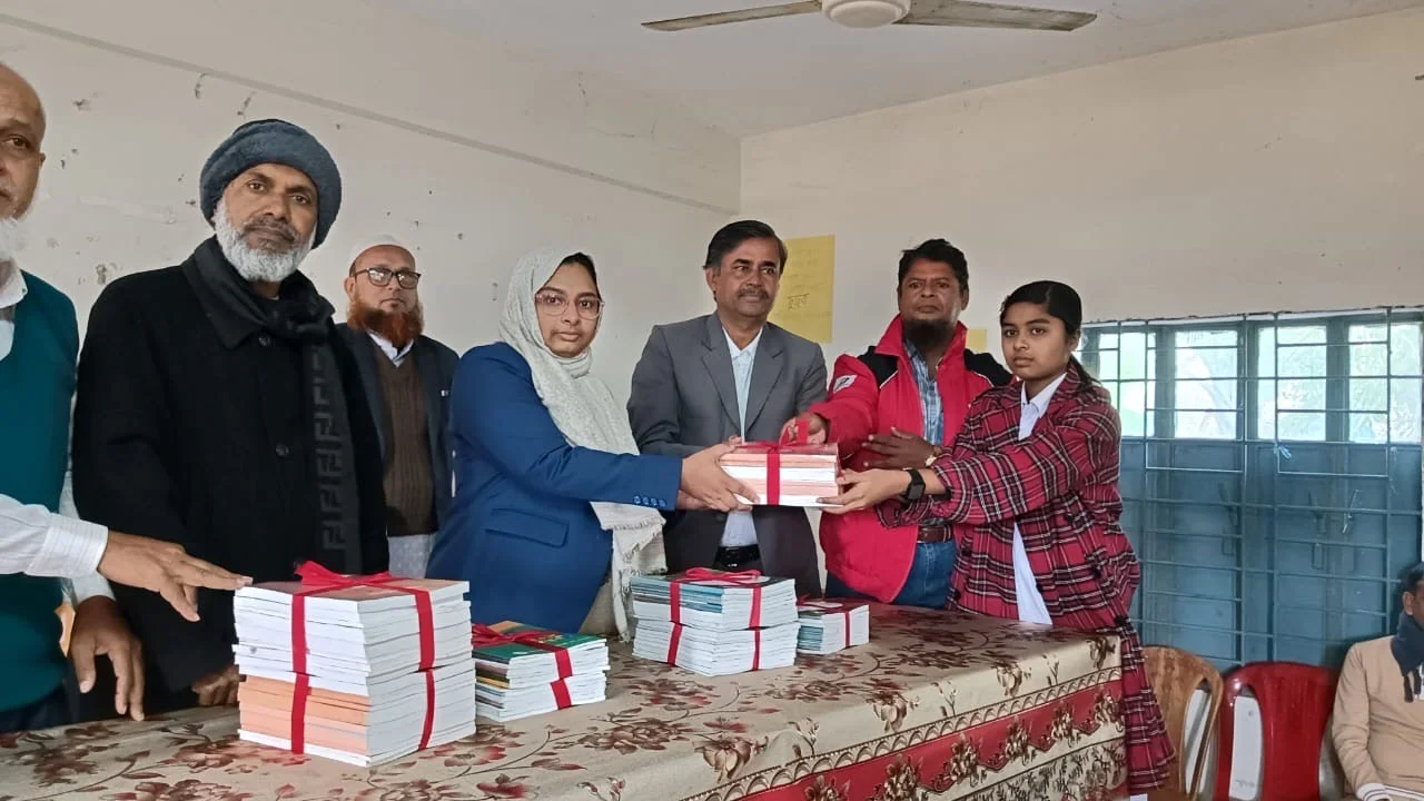 কোটালীপাড়ায় নতুন বছরের পহেলা দিনেই নতুন বই পেয়ে উচ্ছ্বসিত শিক্ষার্থীরা