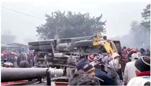 পুঠিয়ার জল মলিয়া বাজারে ট্রাক উল্টে দুর্ঘটনা