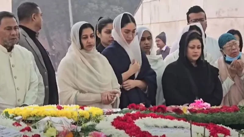 শুক্রবার খালেদা জিয়ার কবর জিয়ারত করলেন নাতনি জায়েমা সহ পরিবার।