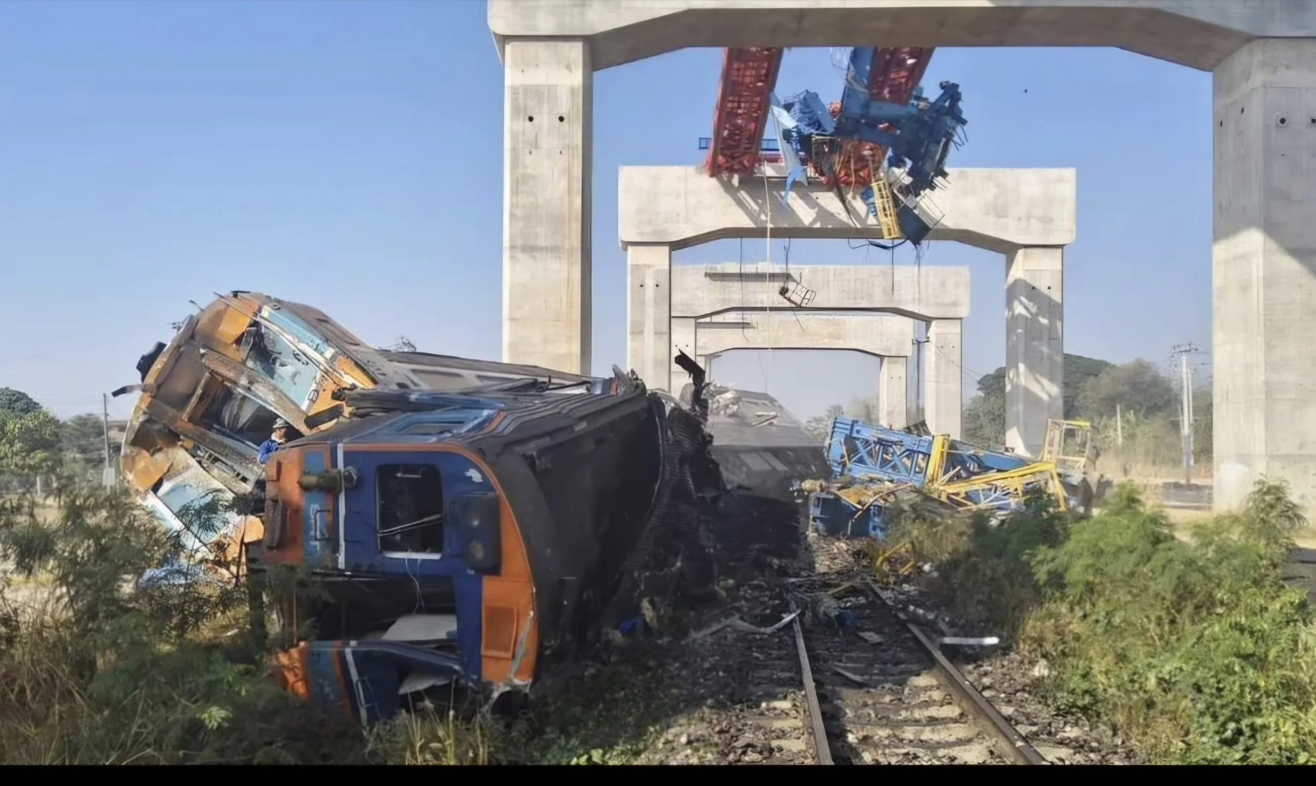 থাইল্যান্ডে যাত্রীবাহী ট্রেনের ওপর ক্রেন ভেঙে পড়ে নিহত ২৮