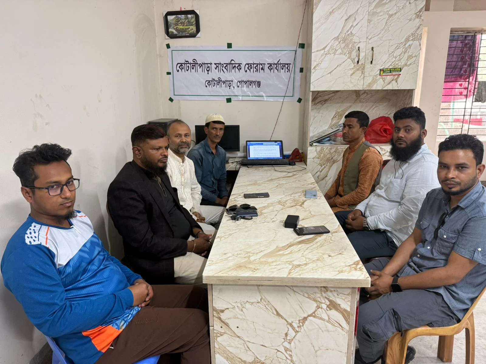 নিষিদ্ধ গাইড বই বিক্রির অভিযোগ করায় সাংবাদিকের বিরুদ্ধে শিক্ষকদের মানববন্ধন: প্রতিবাদে সরব কোটালীপাড়া সাংবাদিক ফোরাম