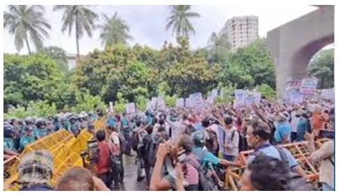 নবম পে স্কেল দাবিতে যমুনামুখী মিছিল, পুলিশের জলকামান–কাঁদানে গ্যাস