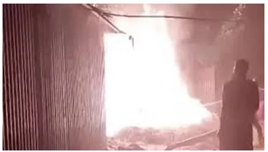 উল্লাপাড়ায় জামায়াত নেতার বাড়িতে অগ্নিসংযোগ