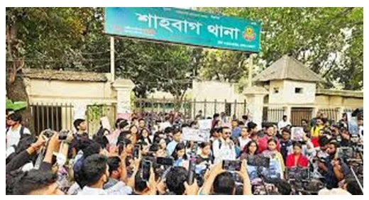 সোহরাওয়ার্দী উদ্যানে পুলিশি হামলা, শাস্তির দাবিতে ঢাবি শিক্ষার্থীদের বিক্ষোভ