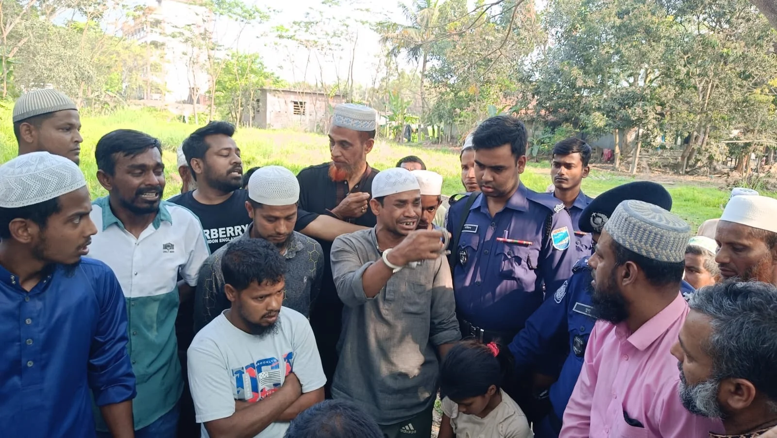 হাতকড়া পরে বাবার দাফনে যুবলীগ কর্মী চঞ্চল, জানাজা না পেয়ে বললেন—‘আমি এক হতভাগ্য ছেলে’