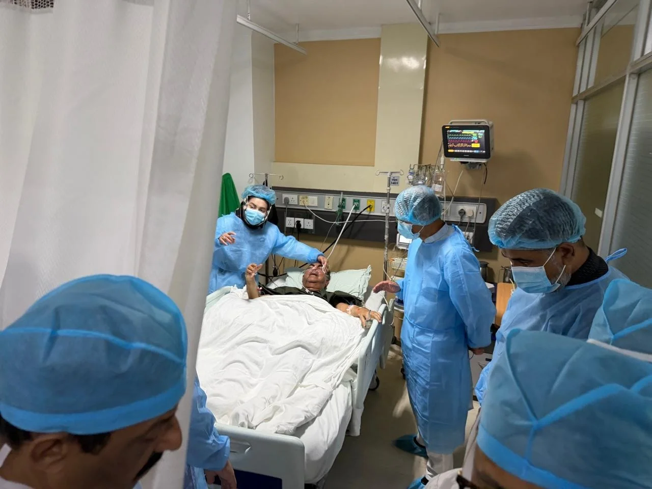 মির্জা আব্বাসকে দেখতে হাসপাতালে, প্রধানমন্ত্রী