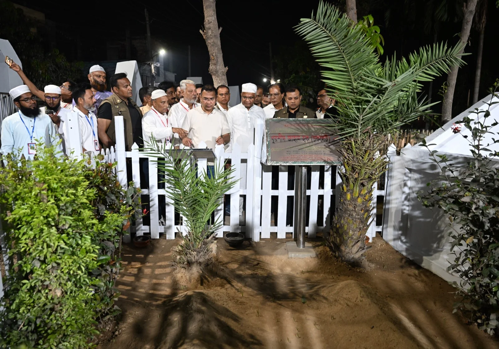 নানা-নানী ও খালার কবর জিয়ারত – মাননীয় প্রধানমন্ত্রী তারেক রহমান